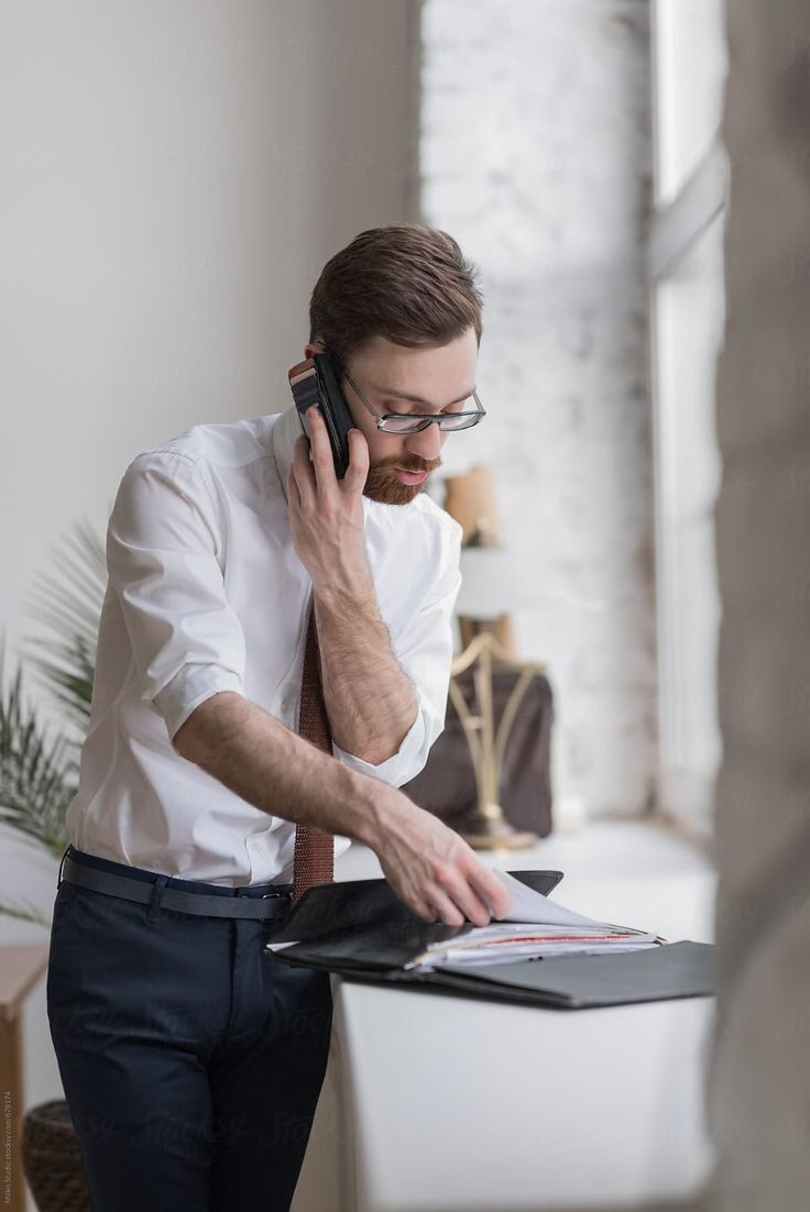 Profesional atendiendo una consulta por teléfono